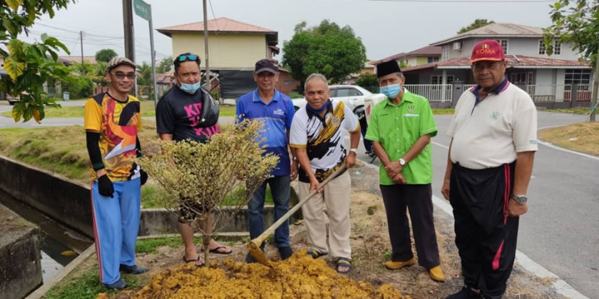 Program Gotong Royong Menanam Bunga di Lorong Piala 4G Taman Sukma